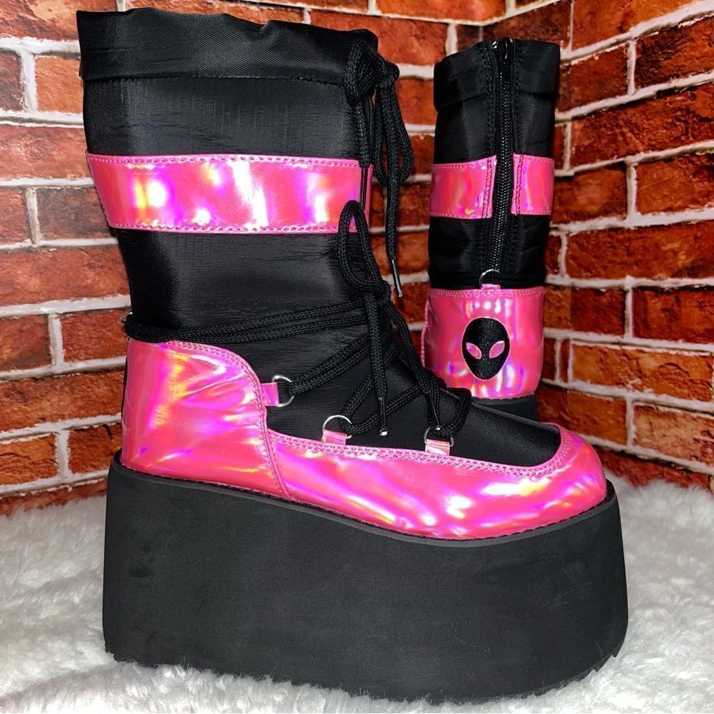 Y.R.U. Pink Holographic Qronic Winter Boots NIB Black Alien on Heels Back Zip 7